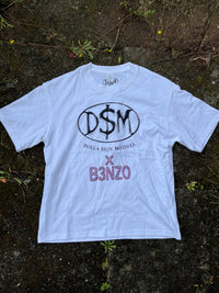 D$M x B3NZO Logo Tee – White